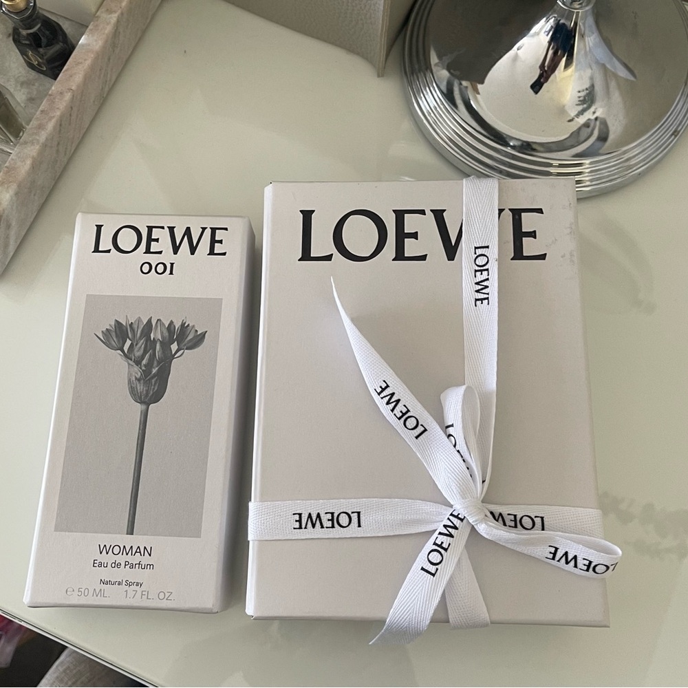 Loewe 001 Woman Eau de Parfum - Clear and Natural - Picture 3 of 4